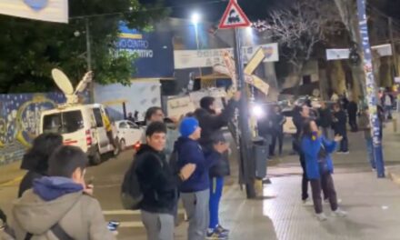 Crisis en Boca: en las inmediaciones de la Bombonera hubo insultos en contra de Riquelme