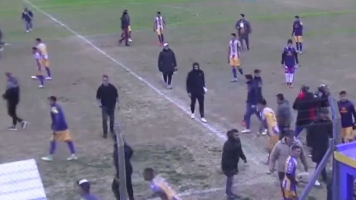 Otro lamentable suceso: brutal agresión contra Luis Ventura mientras dirigía al Victoriano Arenas