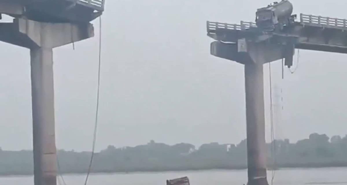 Se derrumbó un puente y murieron nueve personas