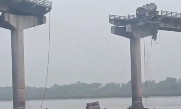 Se derrumbó un puente y murieron nueve personas
