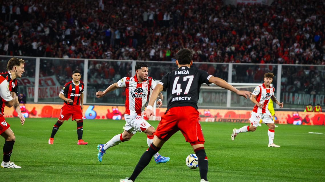Instituto ganó en las tribunas, pero fue goleado por River en el terreno de juego