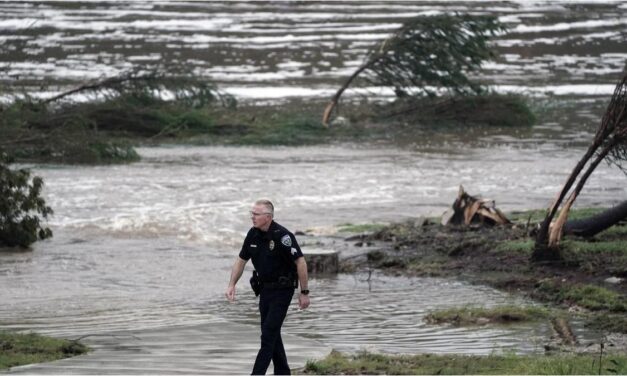 Suben a 120 los muertos por las inundaciones en Texas y continúa la búsqueda de desaparecidos