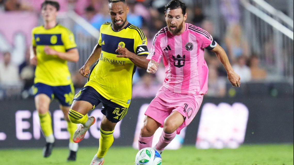 Messi colosal, los 10 que juegan con él algo aportaron, e Inter Miami venció a Nashville 2-1