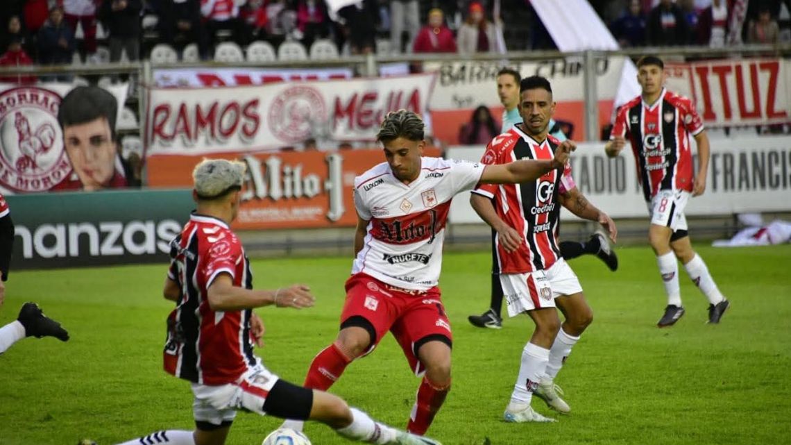Incidentes en el Ascenso: fuerte cruce entre hinchas y policías dejó el saldo de siete personas heridas