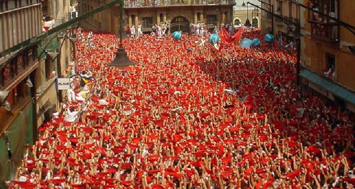 Pamplona dio inicio al festival de San Fermín, con sus tradiconales encierros de toros
