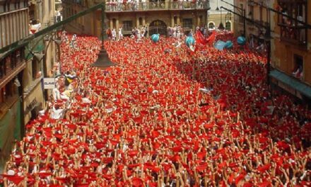 Pamplona dio inicio al festival de San Fermín, con sus tradiconales encierros de toros