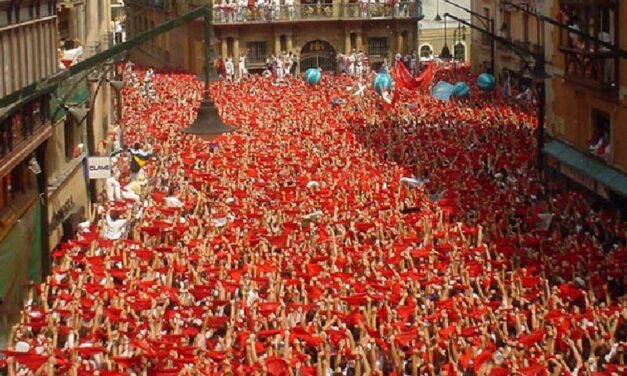 Pamplona dio inicio al festival de San Fermín, con sus tradiconales encierros de toros