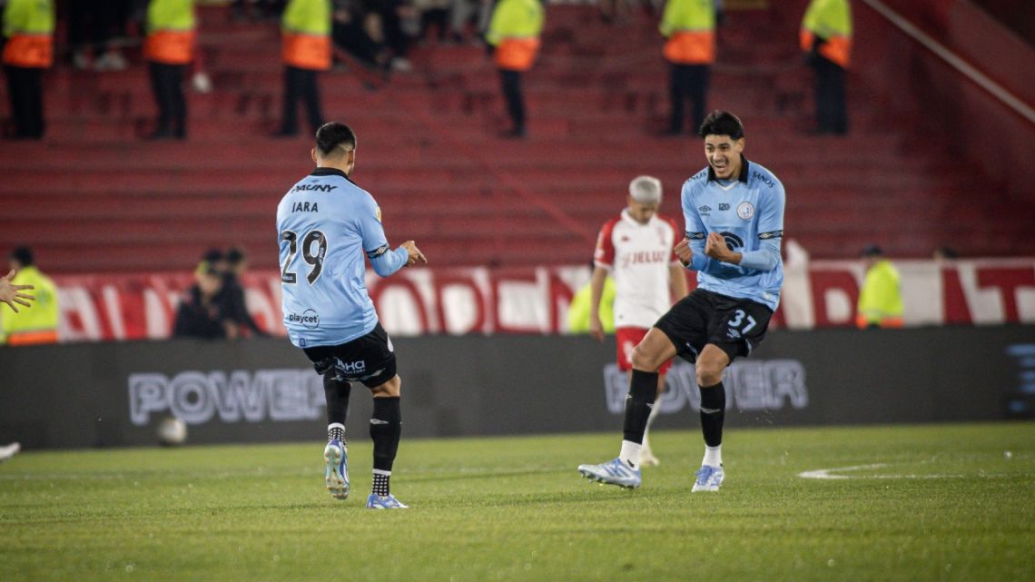 Belgrano dio el primer golpe del torneo: goleó a Huracán en Parque Patricios