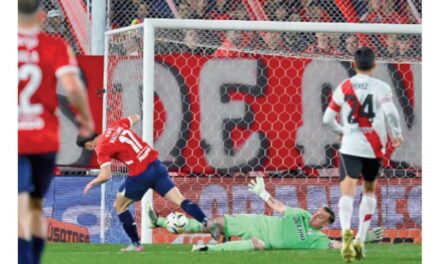 Independiente fue mejor que River, pero no pudo con Armani y el VAR