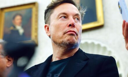 Elon Musk acusa a Apple y OpenAI de bloquear la competencia de su IA