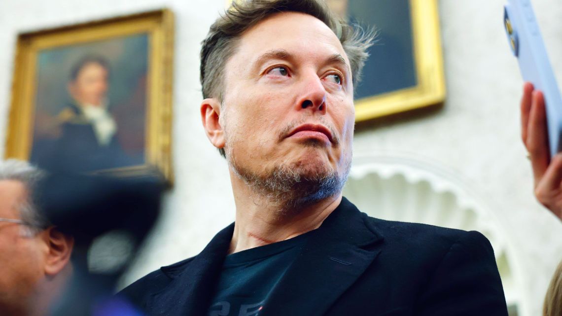 Elon Musk acusa a Apple y OpenAI de bloquear la competencia de su IA