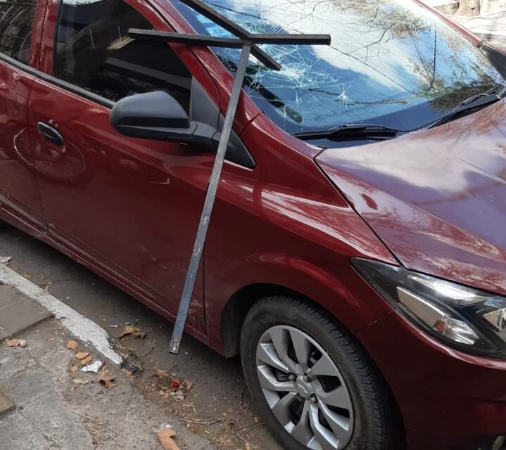 Una mujer desató destrozos en el Hospital Rawson y en pleno centro de Capital
