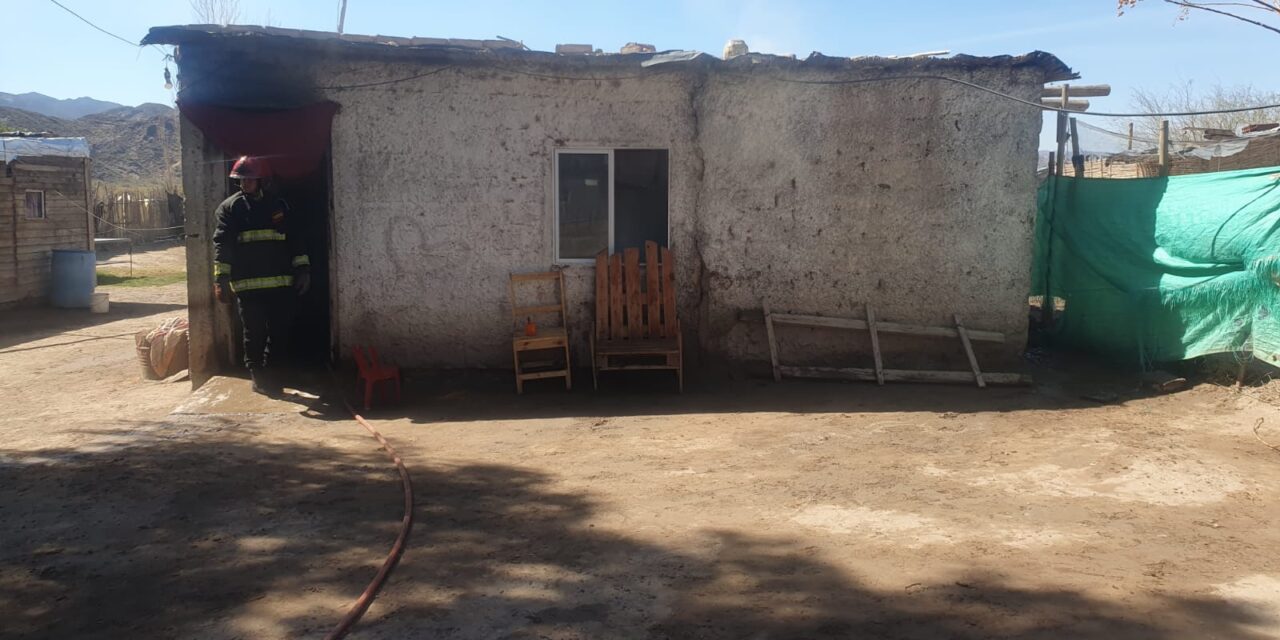 Policías rescataron a una mujer de un incendio en Caucete