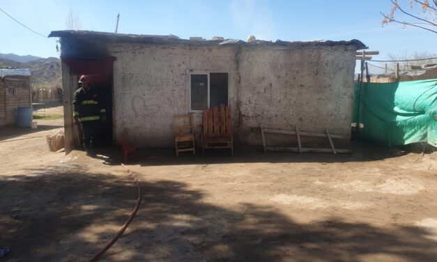 Policías rescataron a una mujer de un incendio en Caucete