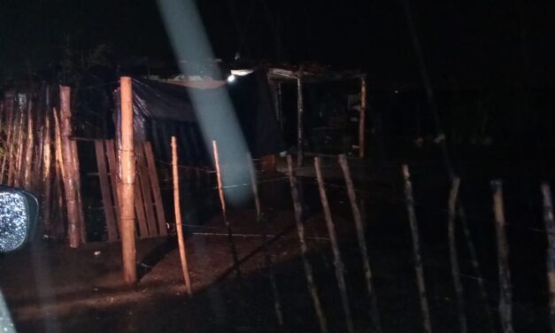25 de Mayo: Una familia de diez personas atrapada por las inundaciones