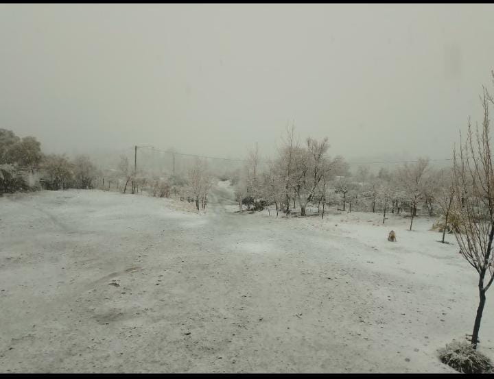 Santa Rosa trajo lluvia, frío y nieve: Mirá los vídeos
