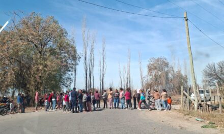 Vecinos de Cochagual cortan rutas por un mes sin agua y apuntan contra el intendente de Sarmiento