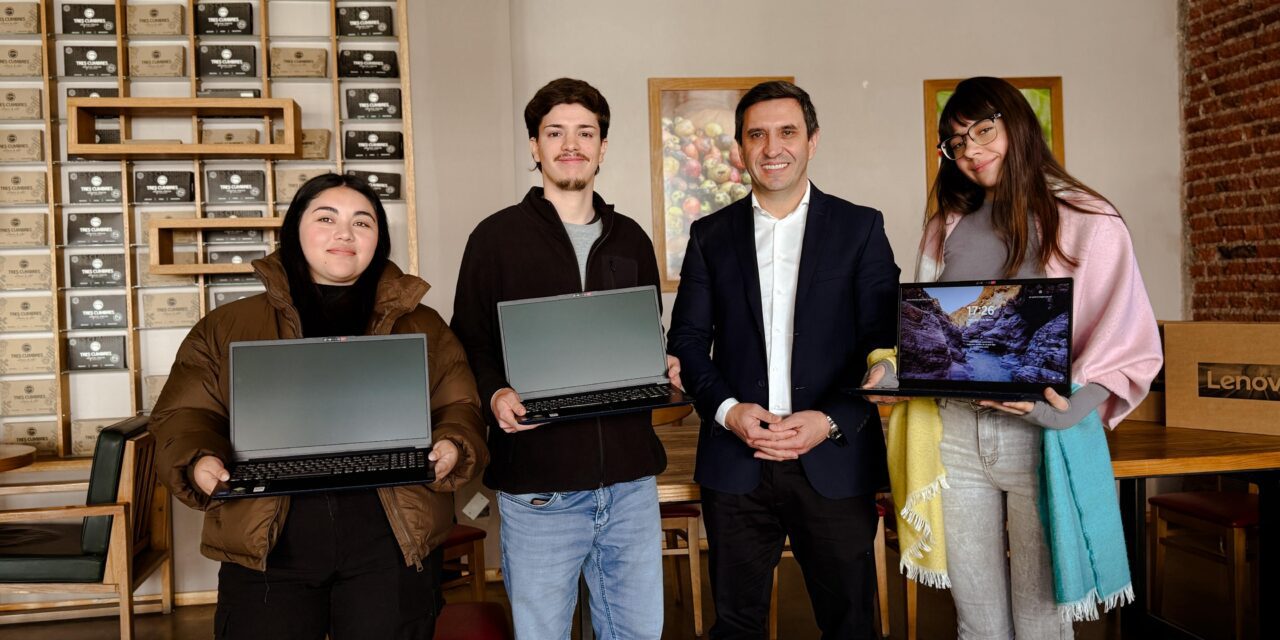 Tres jóvenes sanjuaninos fueron premiados por Cristian Andino en el concurso #IdeasQueTransforman