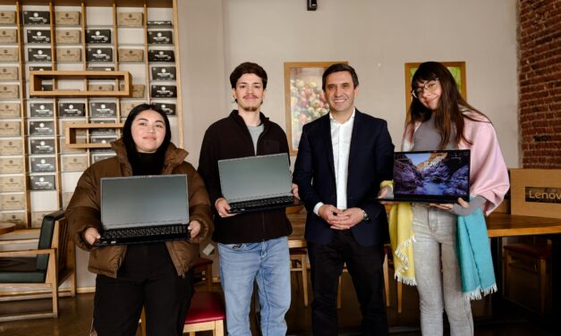 Tres jóvenes sanjuaninos fueron premiados por Cristian Andino en el concurso #IdeasQueTransforman