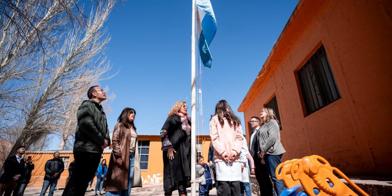 La escuela de Gualcamayo volvió a abrir sus puertas y recibió por primera vez a una ministra de Educación