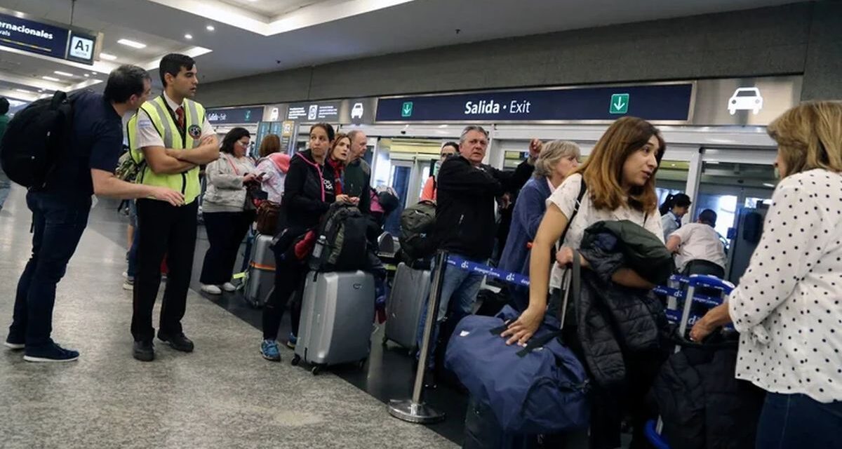 Sigue el paro de controladores aéreos con cancelaciones y demoras de vuelos en todo el país