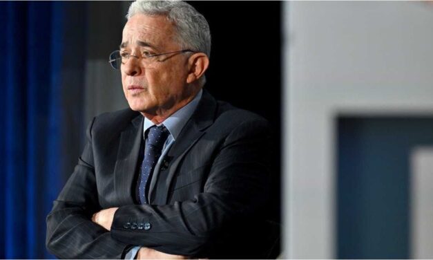 Condenaron al expresidente colombiano Álvaro Uribe por soborno y fraude procesal