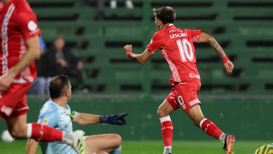 El Bicho hizo los deberes: le ganó 2 a 1 al Tiburón y se metió en cuartos de final de la Copa Argentina