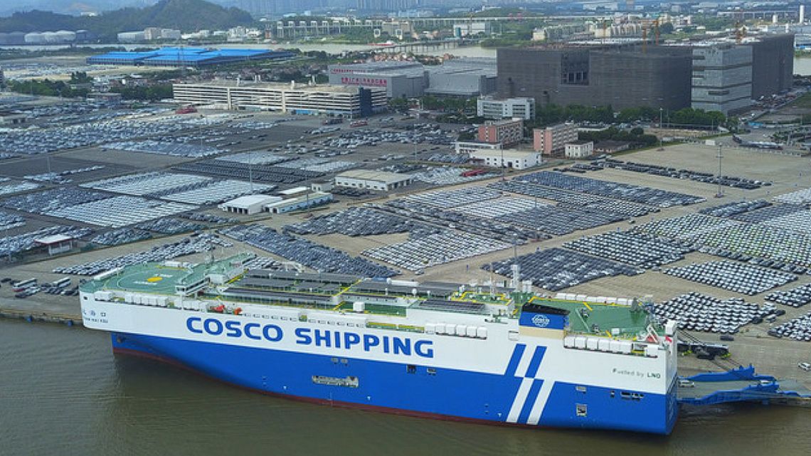El futuro envidia a China: llegó a Grecia el «Yuan Hai Kou”, un gigante a energía solar con 4 mil autos a bordo…