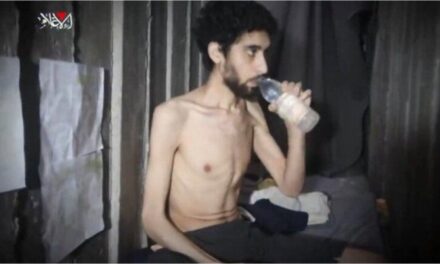 Impactante video muestra a un rehén israelí debilitado cavando su propia tumba