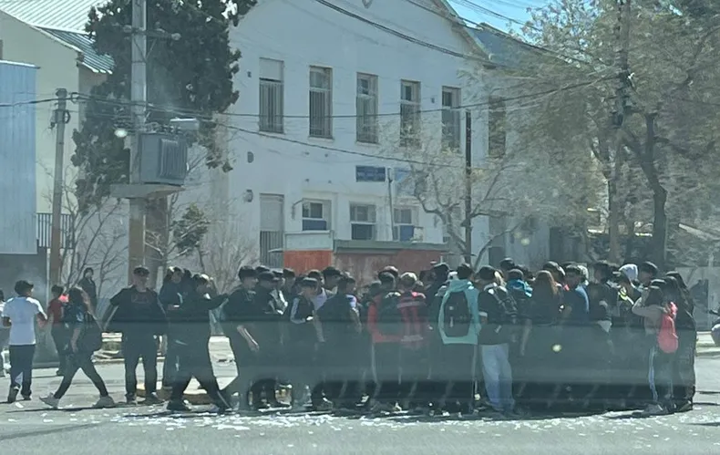 Protesta estudiantil generó caos vehicular en pleno centro sanjuanino