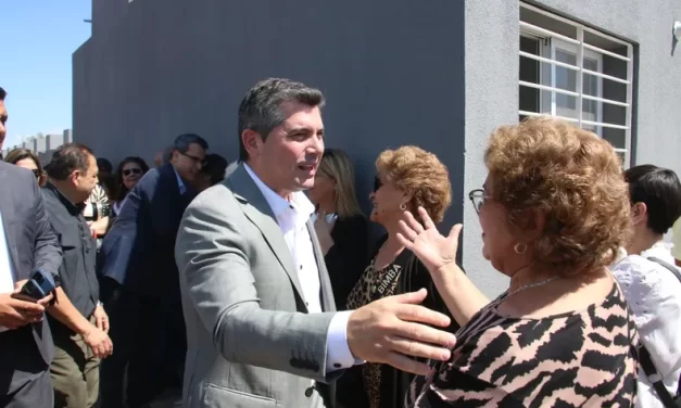 Orrego entregó 260 viviendas en el barrio Los Molinos y destacó que San Juan avanza con obra pública pese a la parálisis nacional