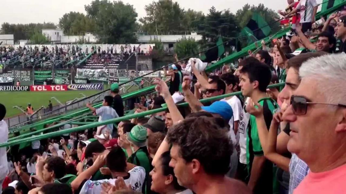 El video de la brutal agresión a un «infiltrado» durante el partido entre Chicago y Almirante Brown