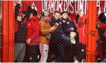 Graves incidentes en la tribuna arruinaron el partido entre Independiente y Universidad de Chile