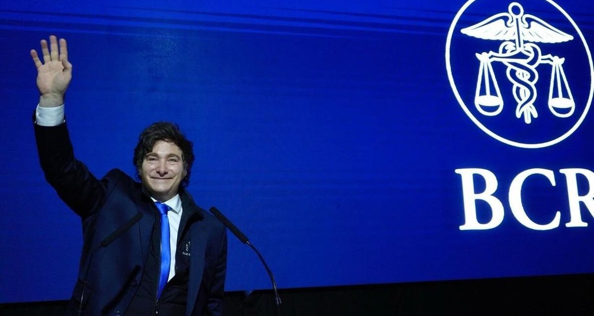 En Rosario, Javier Milei evitó referirse al escándalo de la ANDIS y pronosticó un desplome de tasas después de las elecciones