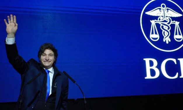 En Rosario, Javier Milei evitó referirse al escándalo de la ANDIS y pronosticó un desplome de tasas después de las elecciones