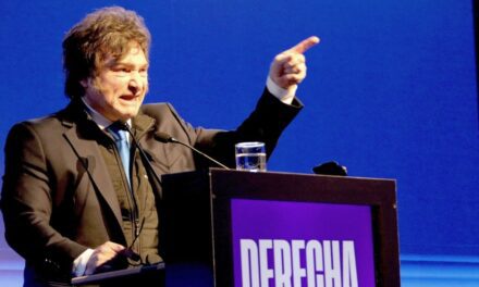 La imagen positiva de Javier Milei cayó cuatro puntos y bajó al 44%