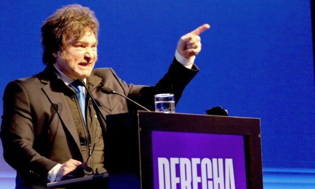 La imagen positiva de Javier Milei cayó cuatro puntos y bajó al 44%