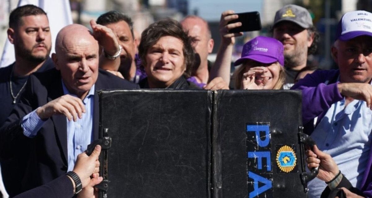 el momento del ataque contra la caravana de Javier Milei por Lomas de Zamora