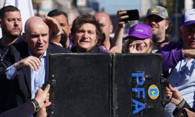 el momento del ataque contra la caravana de Javier Milei por Lomas de Zamora