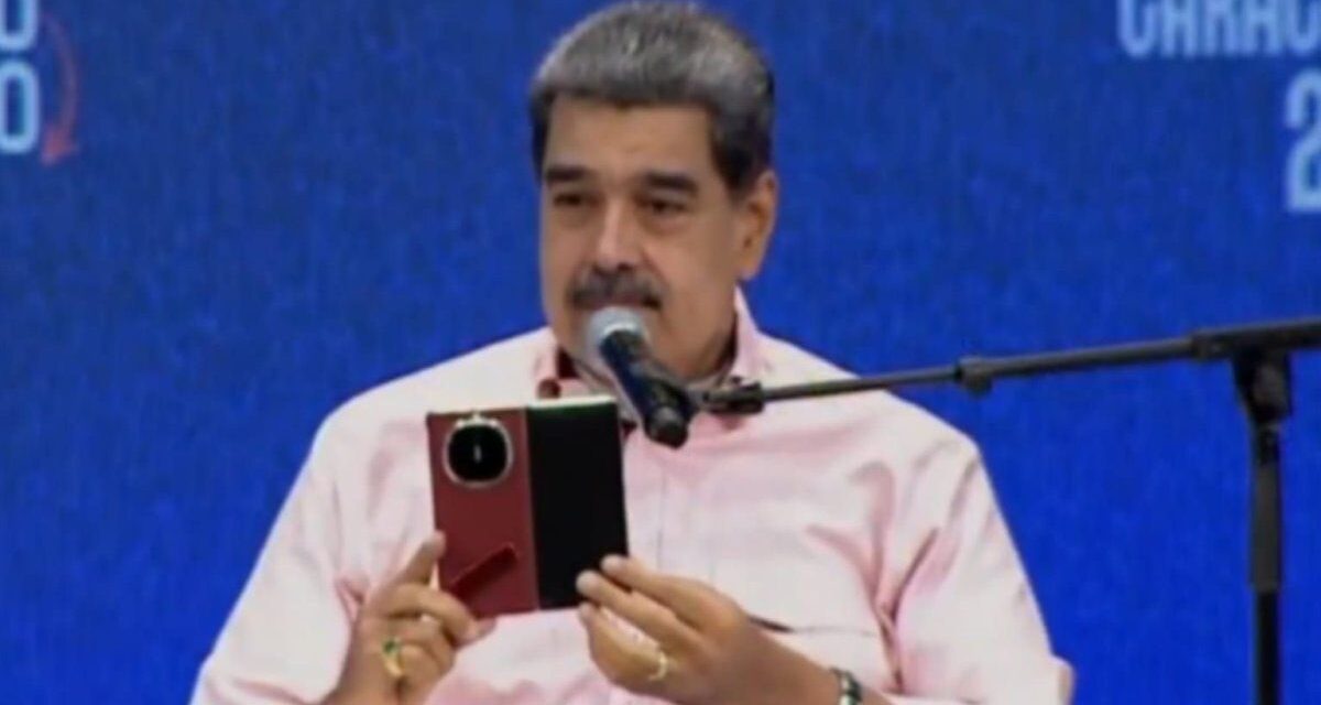 Nicolás Maduro mostró el último teléfono de Huawei que le regaló Xi Jinping