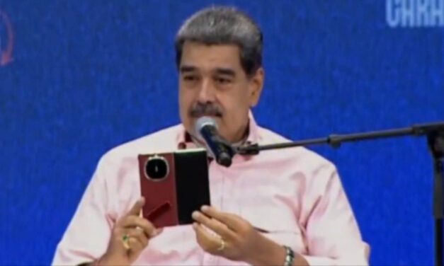 Nicolás Maduro mostró el último teléfono de Huawei que le regaló Xi Jinping