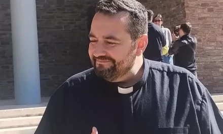 “Con tres padres nuestros no se sale de la droga”, alerta el padre Andrés Riveros ante el consumo precoz en San Juan