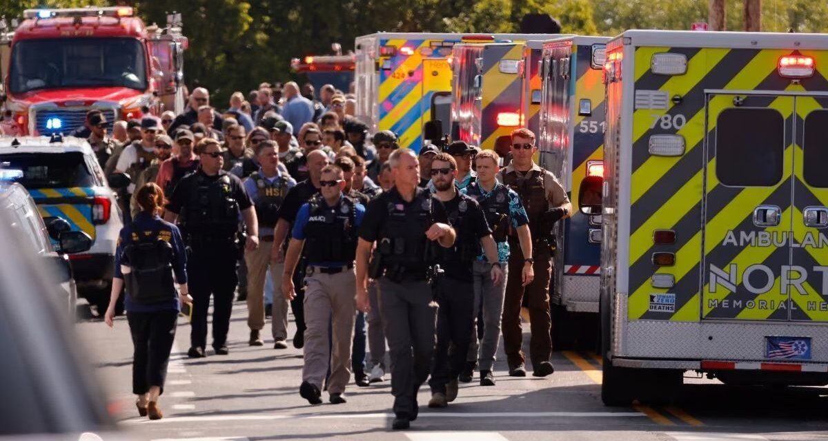 Un hombre mató a dos niños mientras rezaban