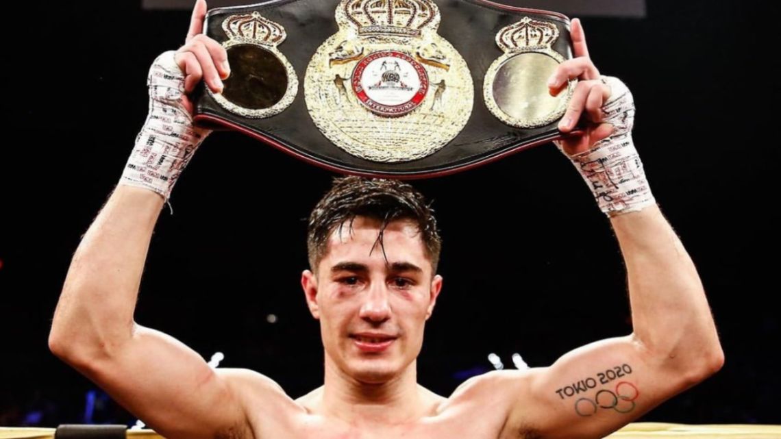 Mirco Cuello se metió en la historia del boxeo argentino: noqueó a Sergio Ríos y se consagró campeón mundial pluma