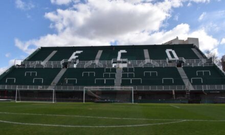 Ferro estrena la nueva tribuna local de su estadio en plena crisis
