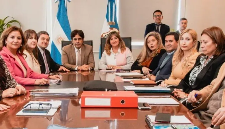 gobierno resalta diálogo con gremios docentes y aumento de 72 puntos en 14 meses