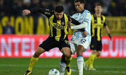 Peñarol marcó las diferencias: le ganó a Racing y viajará con leve ventaja a Avellaneda