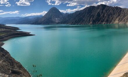 Rescate heroico en Punta Negra: Salvaron a tres turistas tras volcar su kayak