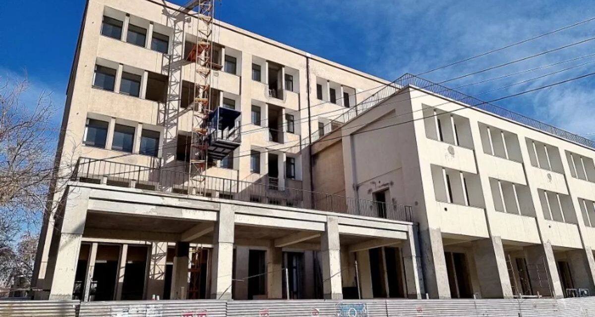 Grave accidente laboral: Un obrero cayó del cuarto piso en el Edificio 9 de Julio