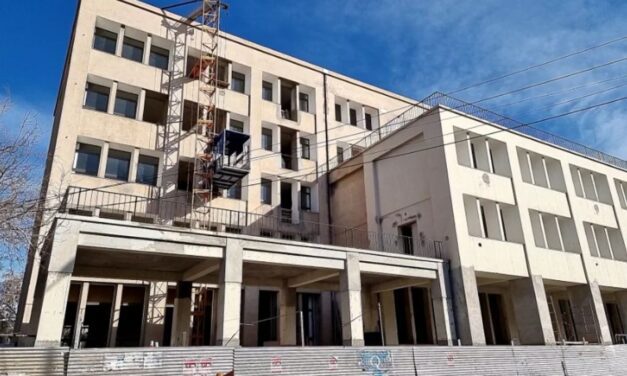Grave accidente laboral: Un obrero cayó del cuarto piso en el Edificio 9 de Julio